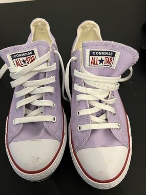 Converse women’s Sz 5 Lavender Low-Top Sneakers with White Laces